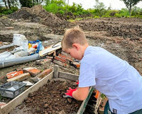 Vrijwilliger Tim helpt bij de archeologische opgraving in Bedum