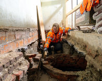 Oude waterput en archeologische vondsten bij versterkingswerk in Loppersum